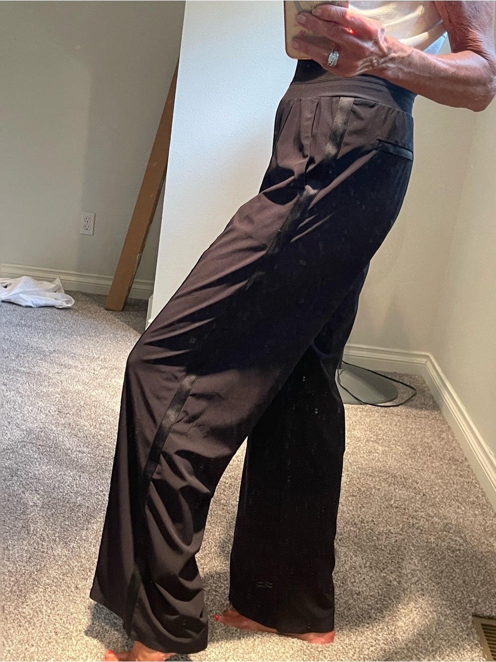 Athleta women’s black Wide-straight leg Pants- Size 4